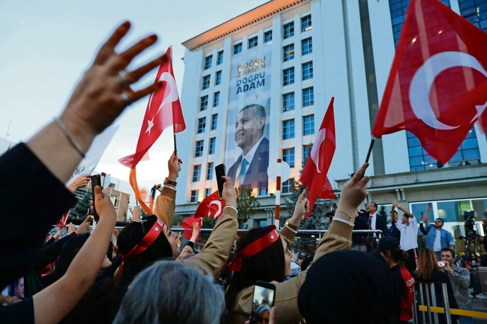 Simpatizantes del actual presidente de Turquía, Recep Tayyip Erdogan, esperan afuera de las oficinas de campaña el mensaje del candidato. Foto: Ali Unal / AP