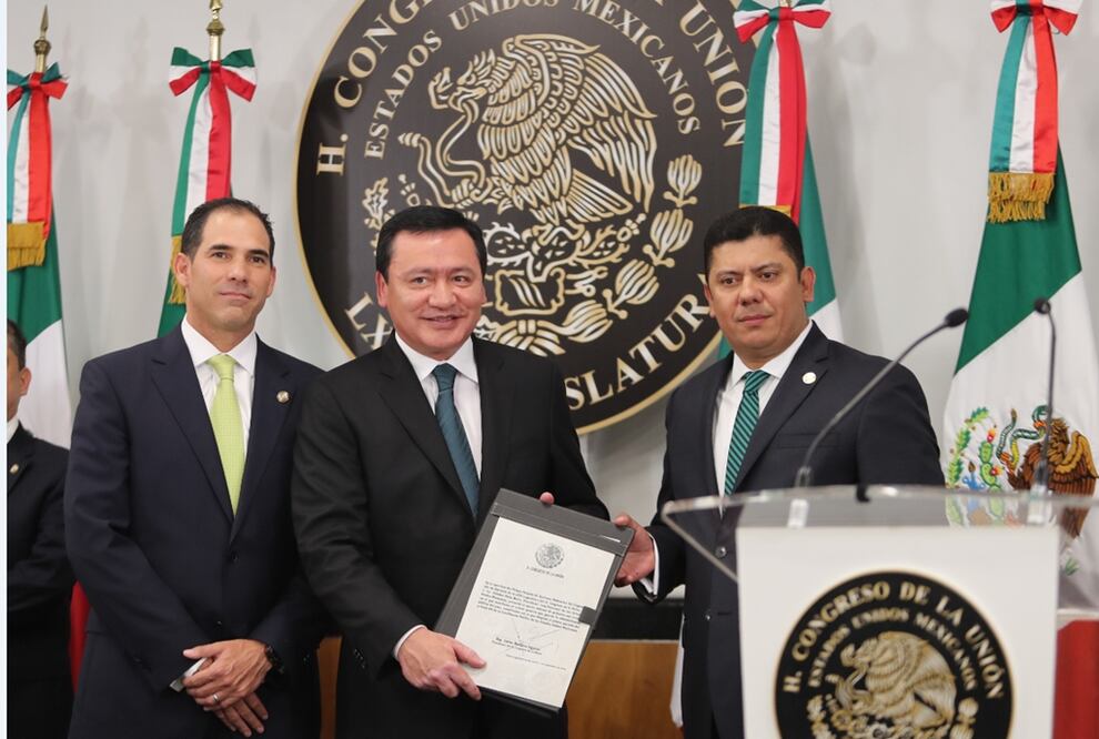 El secretario de Gobernación, Miguel Ángel Osorio Chong, entregó a los presidentes de la Cámara de Diputados y de Senadores el Cuarto Informe de Gobierno del presidente de la República, Enrique Peña Nieto en la Cámara de Diputados. Foto: Lucía Godínez/EL UNIVERSAL