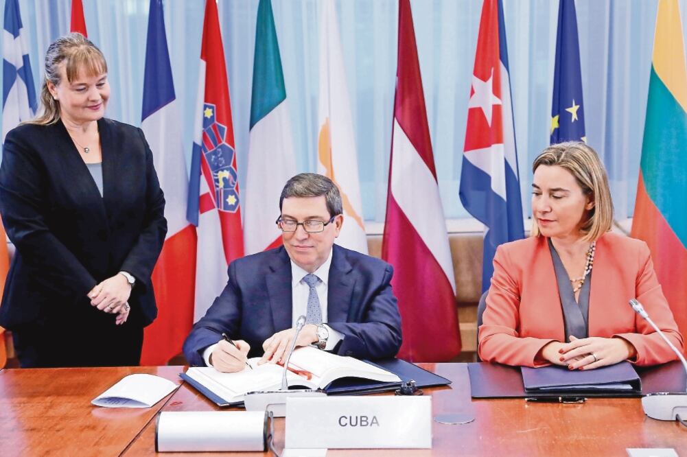 Bruno Rodríguez, ministro de Relaciones Exteriores de Cuba, y Federica Mogherini, Alta Representante de la Política Exterior de la UE, ayer en Bruselas (FRANCOIS LENOIR. REUTERS)
