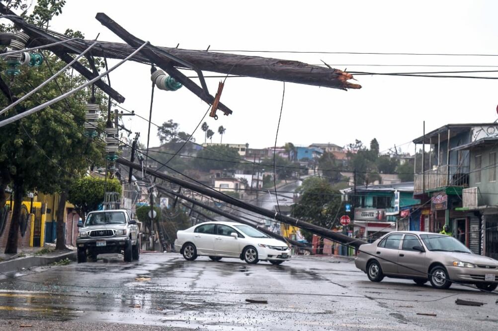 Los fuertes vientos derribaron 38 postes de luz y uno de telefonía en las colonias Jardín y Francisco Villa, en Tijuana (CHRISTIAN SERNA. CUARTOSCURO)