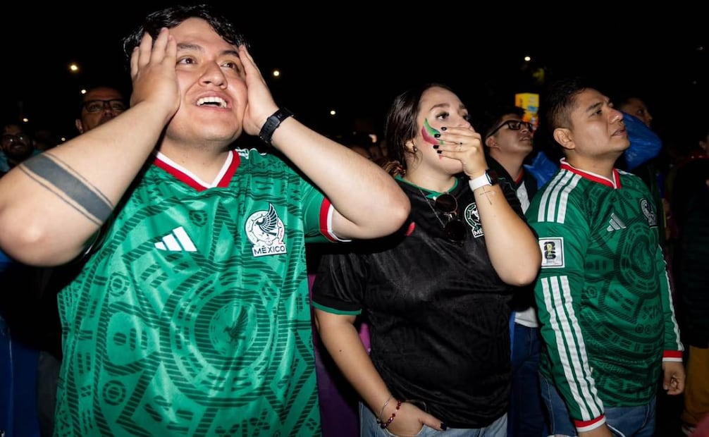 Asistentes a Avenida Paseo de la Reforma, durante el partido de futbol entre Inglaterra contra México. Foto: Hugo Salvador / EL UNIVERSAL