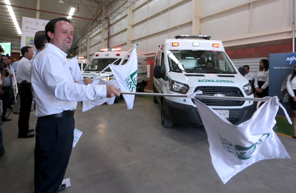 El director general del IMSS junto con el gobernador dieron el banderazo de salida a 6 nuevas ambulancias que se suman a las 11 existentes en el estado. (Foto: Perla Miranda / EL UNIVERSAL)