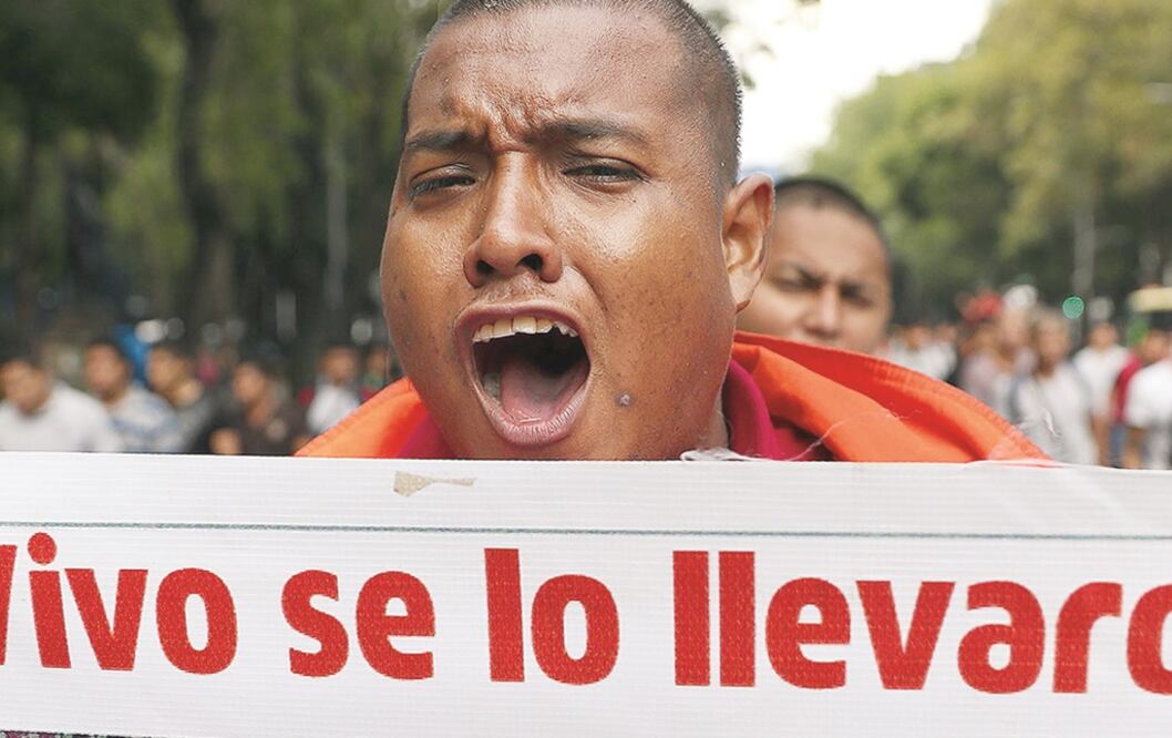 Exigen justicia. Ayer se llevó a cabo la marcha por los 35 meses de la desaparición de los 43 normalistas de Ayotzinapa. (CARLOS REYES. EL UNIVERSAL)