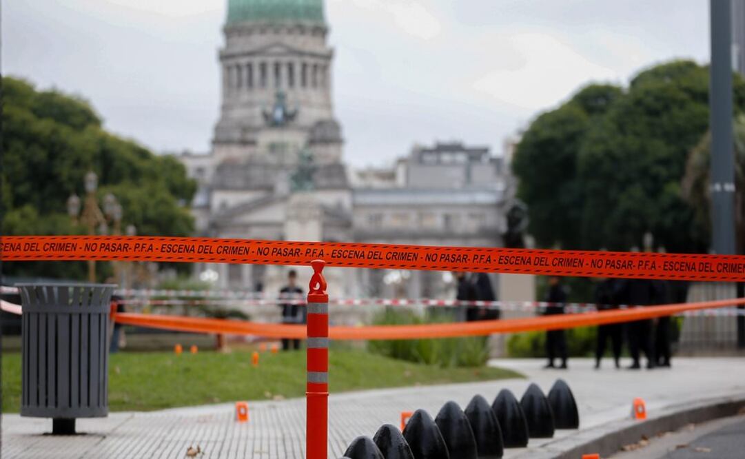 Vista de la zona acordonada cerca del Congreso de la Nación, donde fue atacado el diputado argentino Héctor Olivares, de la Unión Cívica Radical, que forma parte del oficialismo, este jueves en Buenos Aires (Argentina) (Foto: EFE)