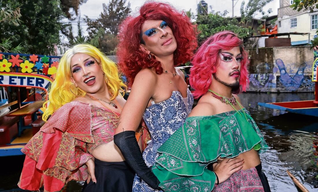 Violeta Silvestri, Azúcar Morena y Zonya Montoya integran las Chilangas Dragas y en septiembre del año pasado crearon el concepto de Drajineras. Poco a poco han ganado espacio en el gusto de público que visita el embarcadero. Foto: Fernanda Rojas / EL UNIVERSAL