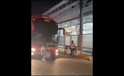 VIDEO: Por llegar tarde, mujer intenta detener autobús en Villahermosa, Tabasco