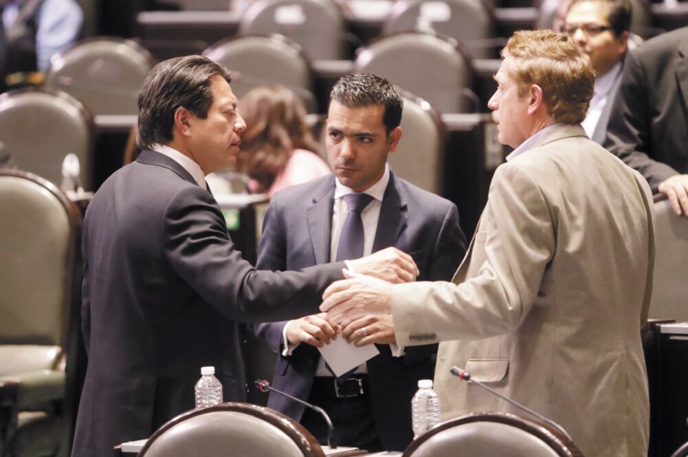 Mario Delgado (izq.) dijo que la minuta enviada por el Senado para ampliar los delitos por los que el Presidente podría ser desaforado no convence del todo. Foto: IVÁN STEPHENS. EL UNIVERSAL