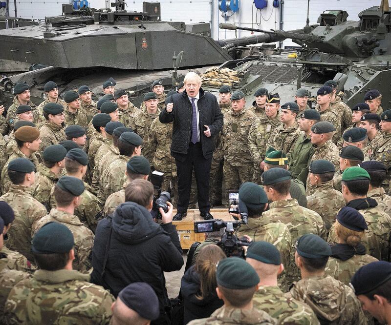 El primer ministro británico, Boris Johnson, se dirige a sus soldados después de servir el almuerzo de Navidad a las tropas estacionadas en Estonia, el 21 de diciembre de 2019. Foto/STEFAN ROUSSEAU. AP