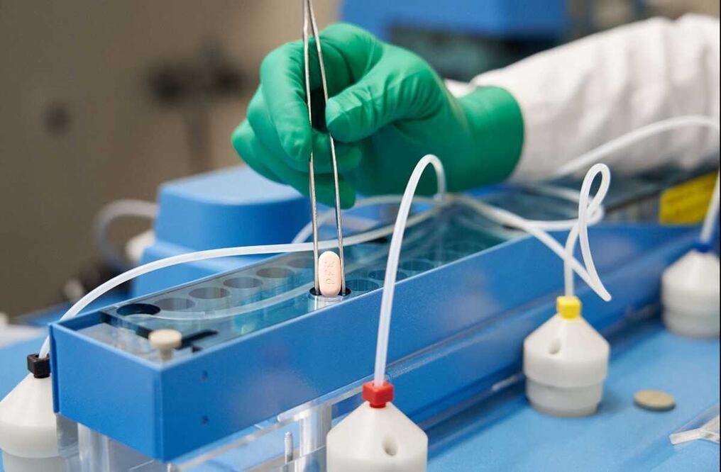 Pfizer muestra la fabricación de sus píldoras antivirales Covid-19, Paxlovid, dentro de su laboratorio en Friburgo. Foto: AFP/archivo