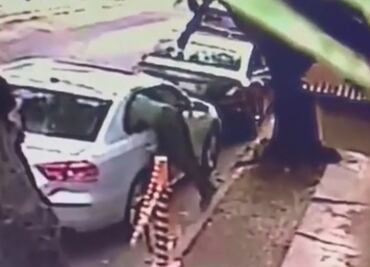¡En 4 segundos! Taxista quita cristal de autos y roba objetos en Edomex