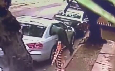 ¡En 4 segundos! Taxista quita cristal de autos y roba objetos en Edomex