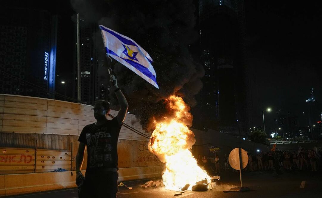 La gente bloquea una carretera mientras protesta pidiendo un acuerdo para la liberación inmediata de los rehenes. Foto: AP