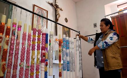 Las delicadas velas escamadas iluminan el camino de las almas en México