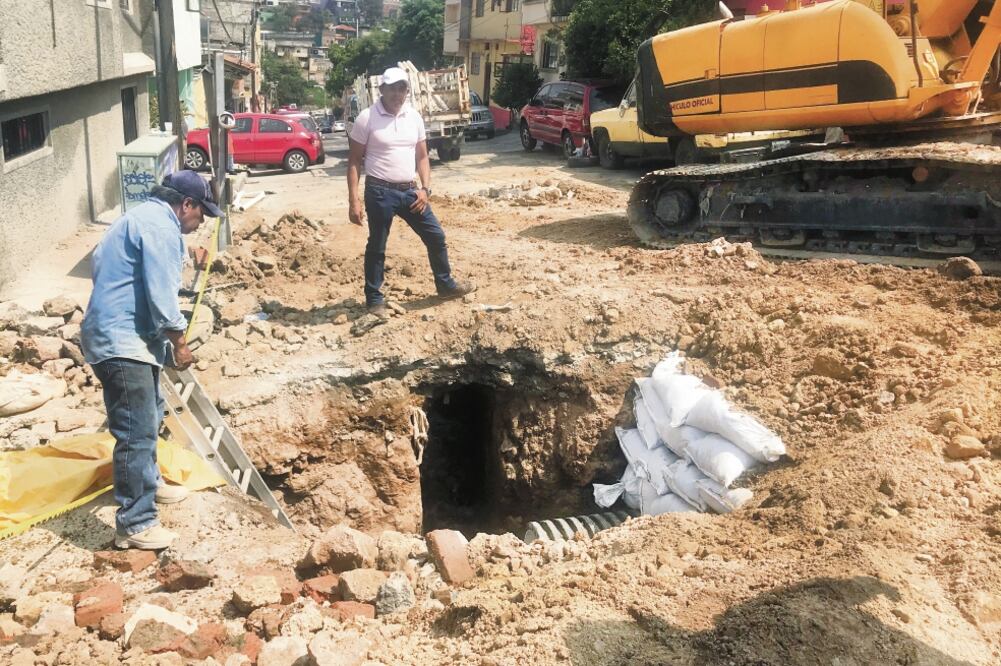El socavón que apareció en Lomas de San Agustín tiene unos 20 metros de largo, 12 de ancho y una profundidad de 8 metros. Foto/REBECA JIMÉNEZ. EL UNIVERSAL