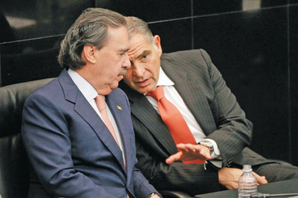 El senador Emilio Gamboa (PRI) y el gobernador de Oaxaca, Gabino Cué, en la sesión de ayer (JUAN CARLOS REYES. EL UNIVERSAL)