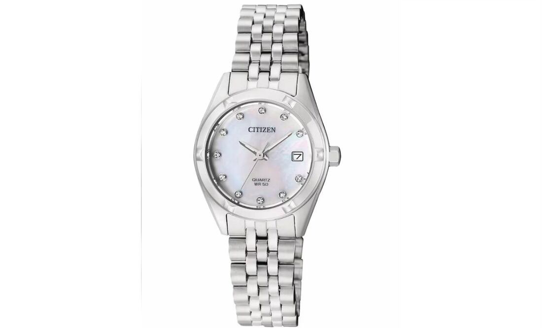 Los relojes para dama y caballero tienen tres manecillas y son de acero inoxidable.