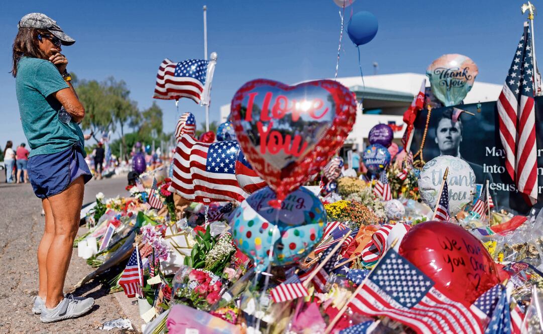 Un memorial en honor a Charlie Kirk fue colocado en la sede de Turning Point, en Phoenix, Arizona. Foto: AFP