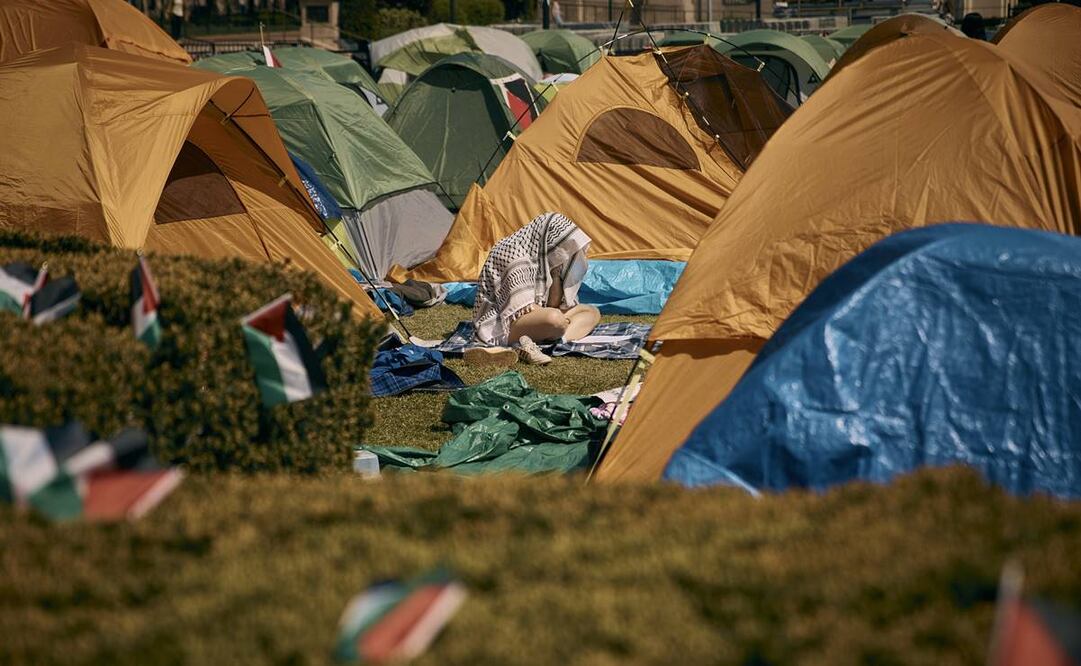 Una mujer habla por teléfono en un campamento pro palestino, abogando por la divulgación financiera y la desinversión de todas las empresas vinculadas a Israel y pidiendo un alto el fuego permanente en Gaza, dentro del campus de la Universidad de Columbia. Foto: AP