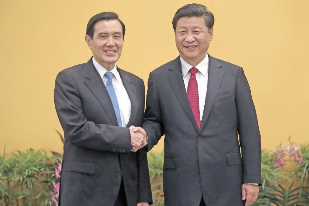Xi Jinping (der.) estrecha la mano de Ma Ying-jeou durante su reunión de ayer en el hotel Shangri-La, en Singapur. LAN HONGGUANG. XINHUA