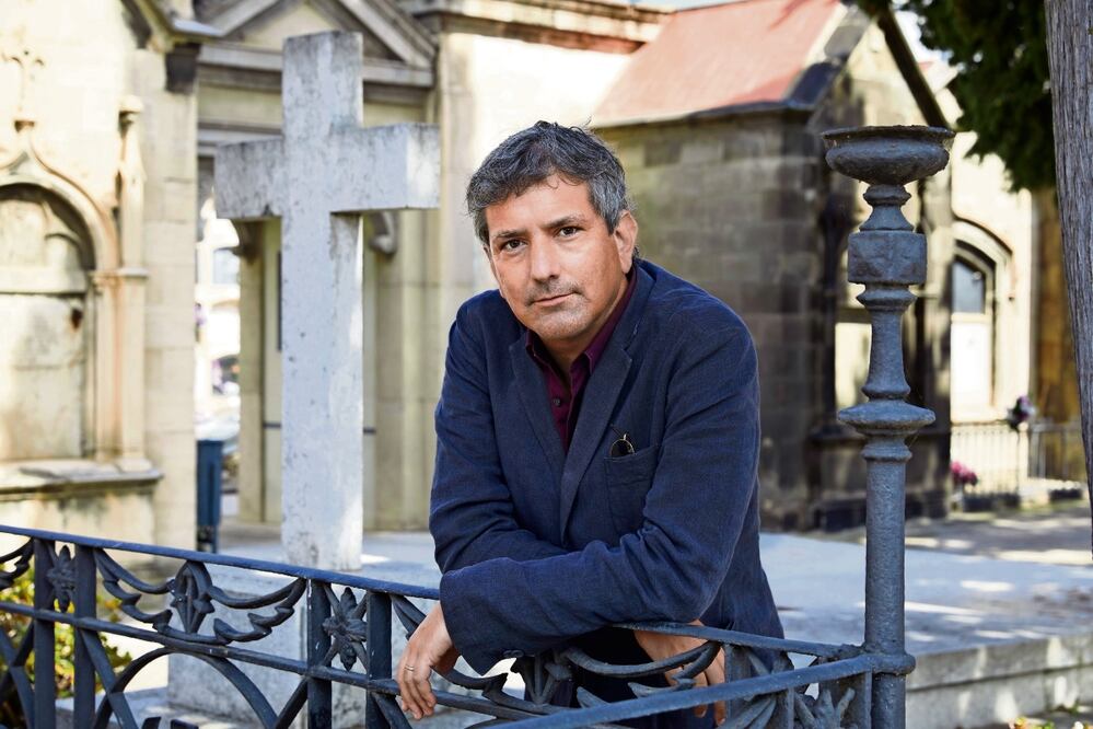 El escritor Santiago Roncagliolo habla de Perú, su país, donde la gente, dice, ya no cree en la democracia ni confía en el Estado.