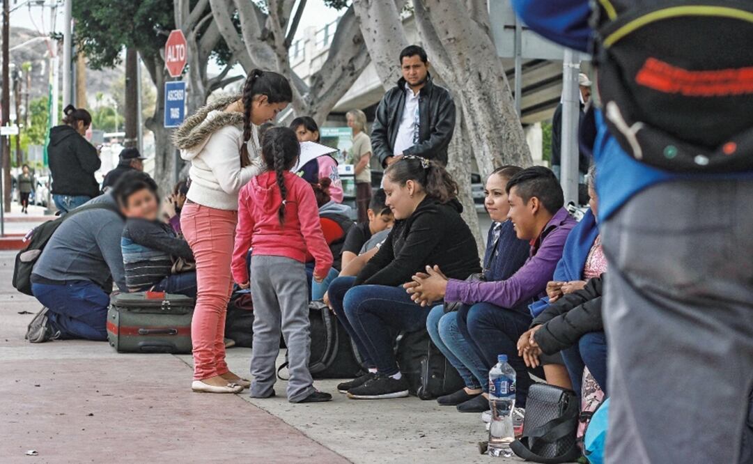 Desde el jueves, mexicanos que buscan refugio en Estados Unidos se concentran en el patio exterior del INM, en la garita de El Chaparral, en espera de ser recibidos por un oficial de control fronterizo. (JOEBETH TERRIQUEZ. EL UNIVERSAL)
