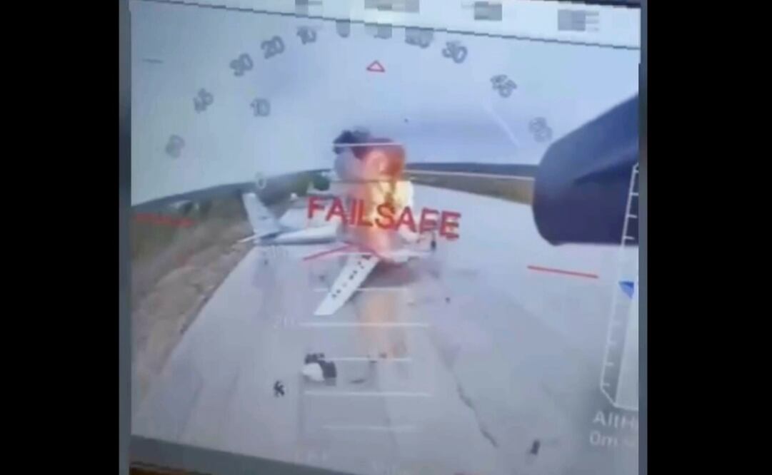 En esta imagen tomada de un video publicado el 1 de junio de 2025 por una fuente del Servicio de Seguridad Ucraniano, muestra un dron ucraniano que golpea aviones rusos en el interior de territorio ruso. Foto: AP