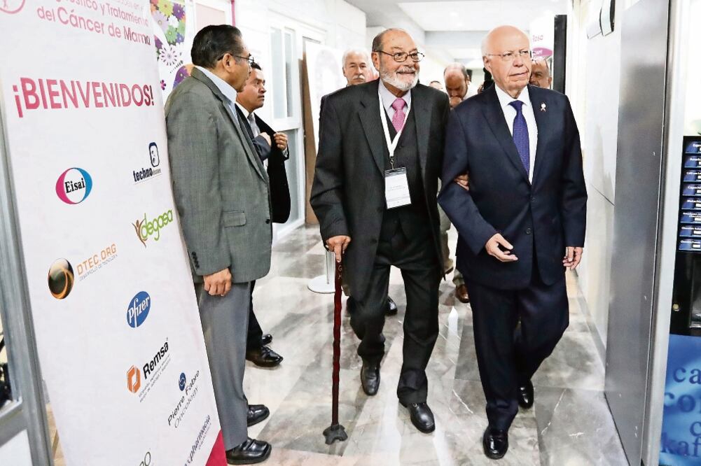 El secretario de Salud, José Narro (der.), en compañía del presidente Ejecutivo y Fundador del Fucam, Fernando Guisa, en el recorrido a las instalaciones de la Fundación del Cáncer de Mama (ARIEL OJEDA. EL UNIVERSAL)