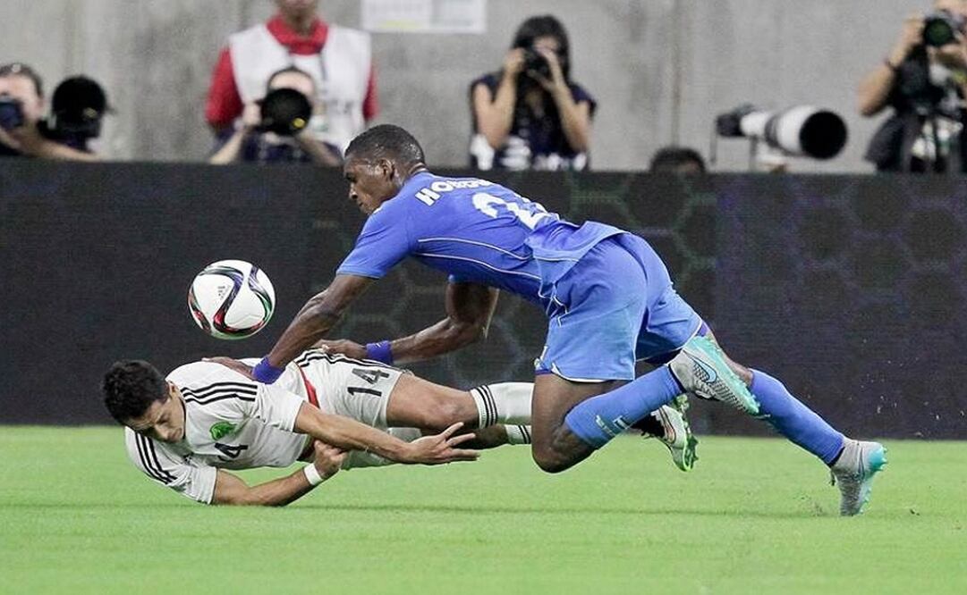 Chicharito is successfully operated after suffering a collarbone fracture