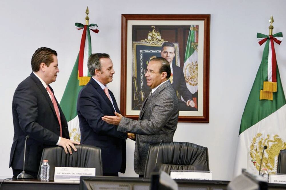 Ricardo del Valle (ASSA), Andrés Conesa (Aeroméxico) y Alfonso Navarrete Prida, secretario del Trabajo, durante la firma del acuerdo salarial. (CORTESÍA)