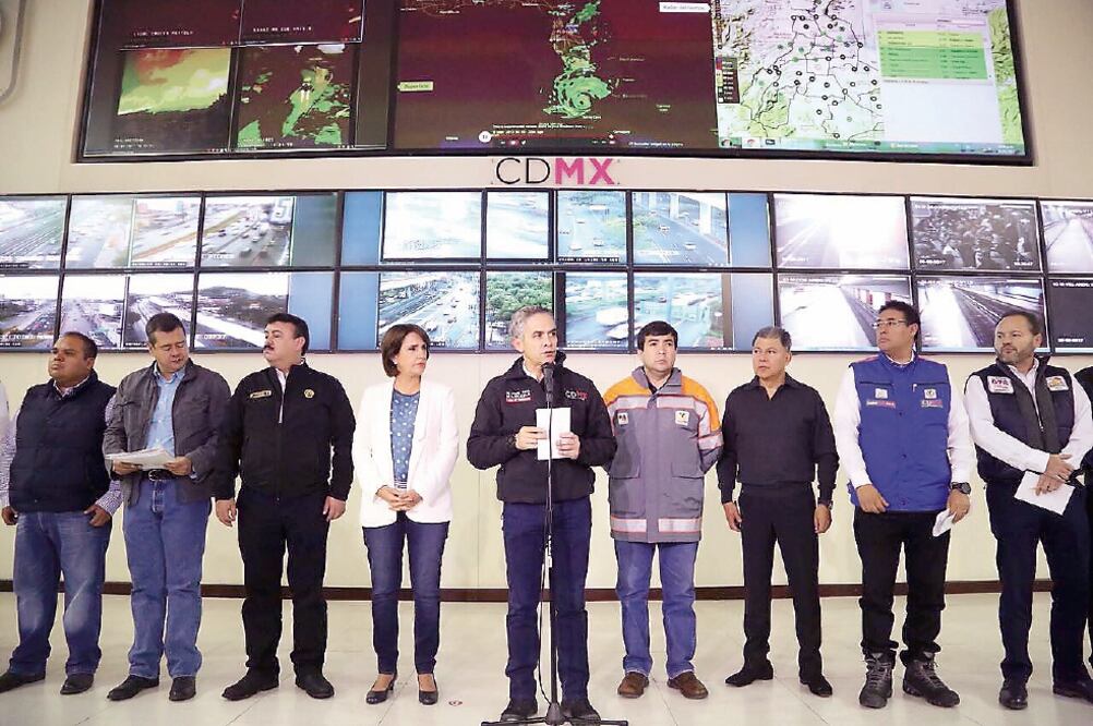 Miguel Ángel Mancera (centro), jefe de Gobierno de la Ciudad de México, detalló que con la degradación del huracán Katia también disminuyeron los riesgos de inundación en la capital, aunque, afirmó, se debe estar al pendiente. (CDMX)