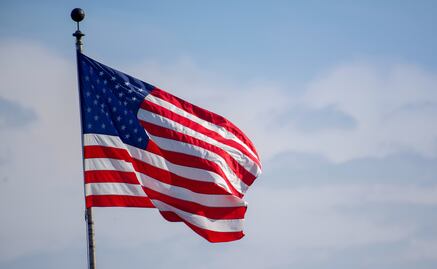 Trump firma una orden para procesar a quienes quemen la bandera de EU; amenaza con un año de cárcel