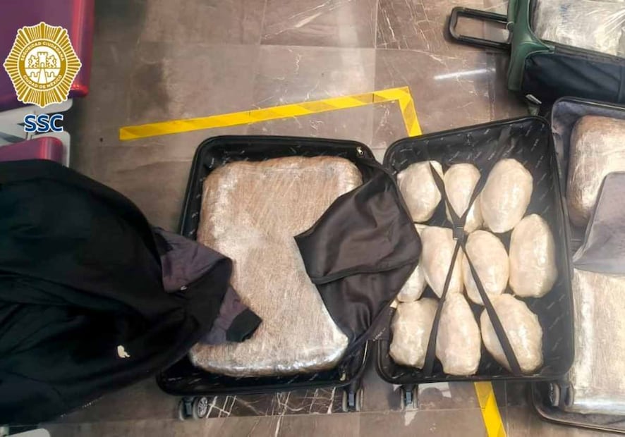 Durante la revisión localizaron nueve paquetes en una maleta, 11 en otra y dos más en una tercera. Foto: Especial