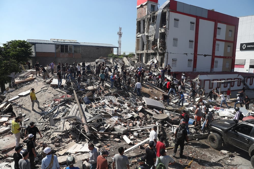 Residentes y equipos de rescate buscan entre los escombros de un edificio derrumbado en Cali, tras el terremoto que azotó Colombia. FOTO: SANTIAGO SALDARRIAGA. AP