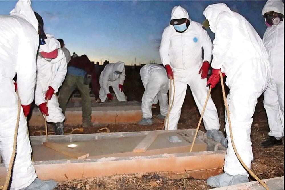 Las inhumaciones se realizan de noche para no alarmar a la población, bajo una serie de protocolos, en los que a veces participan más de 50 personas. Foto: Cortesía Fiscalía Zacatecas