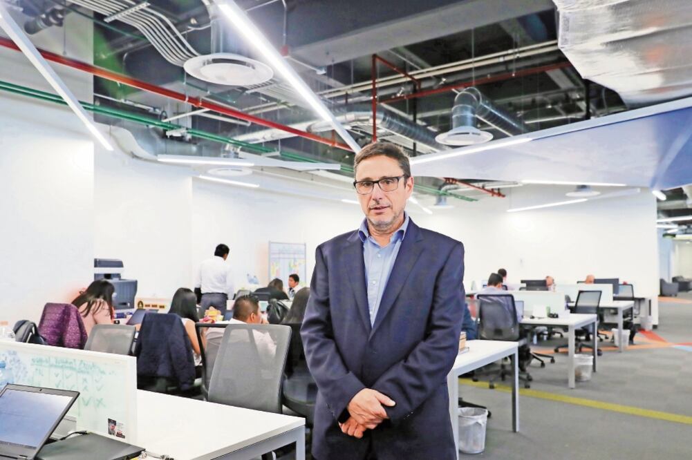 Fernando Bellido, director de Despliegue de Altán Redes, dice que como proveedores traen la idea de aprovechar al máximo de la infraestructura pasiva, pues como mayoristas se debe de hacer uso de lo que existe en el mercado (LUCÍA GODÍNEZ. EL UNIVERSAL)