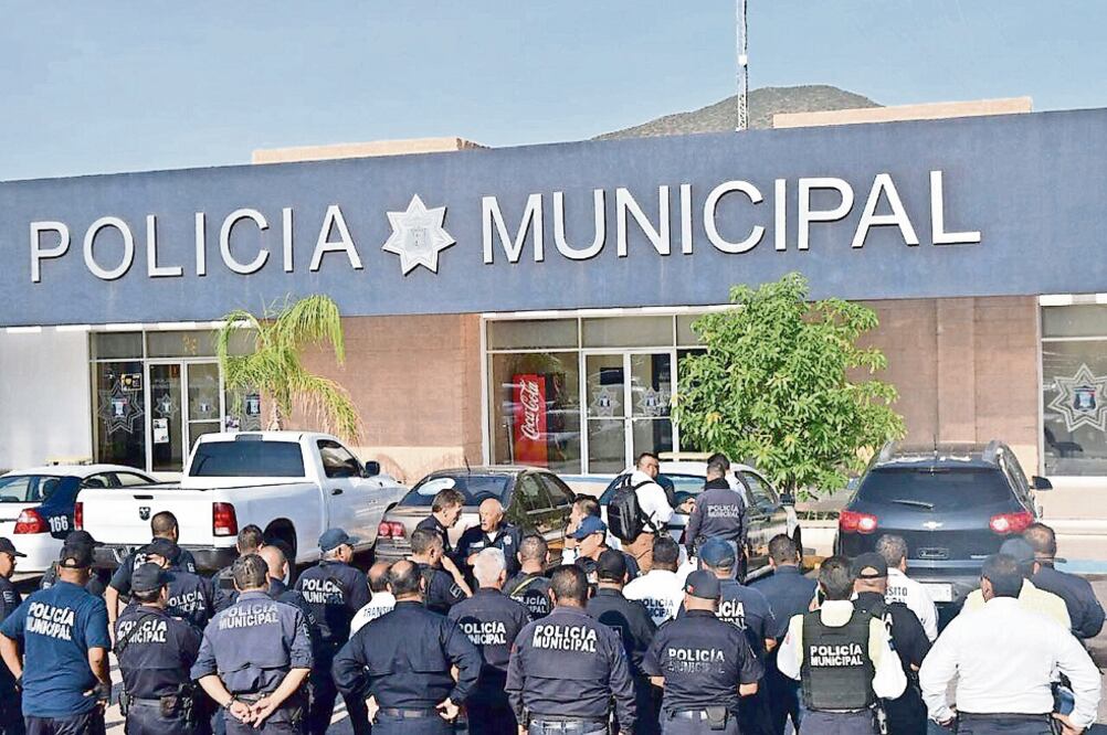 La Sedena revisó los vehículos que se encontraban alrededor de la comandancia de la Policía Municipal para determinar si contaban con reporte de robo y, con agentes caninos, que no existieran drogas en las unidades.