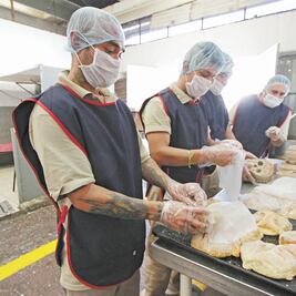 Destinan 8 mdp en apoyos a reos que trabajan