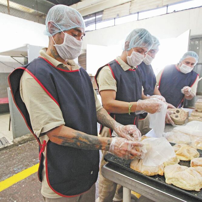 Algunas de las actividades de capacitación son panadería, tortillería, sastrería o costura, lavandería, purificación de agua, serigrafía, entre otros. ARCHIVO EL UNIVERSAL