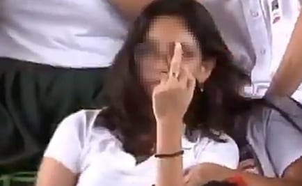 Descartan sanción a estudiante en evento de AMLO por señal obscena