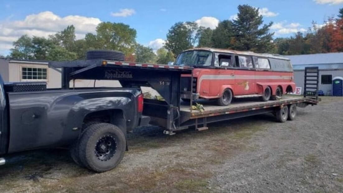 Extraña combi con ocho llantas es vendida por 30 mil pesos