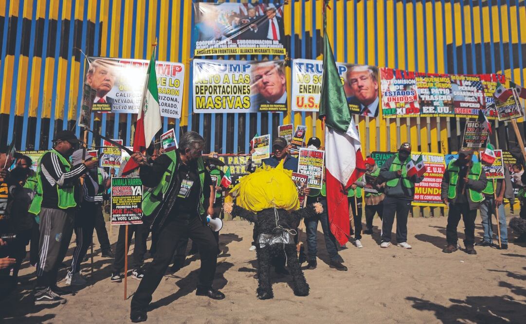 Asistentes a una manifestación en contra de las políticas migratorias del presidente de Estados Unidos, Donald Trump, frente al muro fronterizo en Playas de Tijuana. Foto: de DIEGO SIMÓN SÁNCHEZ. EL UNIVERSAL