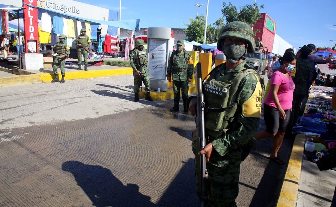 Elementos del Ejército Mexicano recorrieron la colonia Emiliano Zapata, una las colonias con mas altos índices de violencia en puerto de Acapulco. Foto: Carlos Alberto Carbalal / CUARTOSCURO.COM