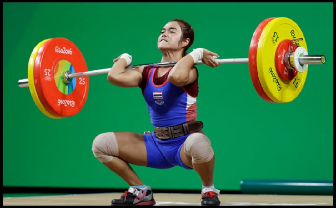 Una competencia de halterofilia en los Juegos Olímpicos de Río 2016 (AP)