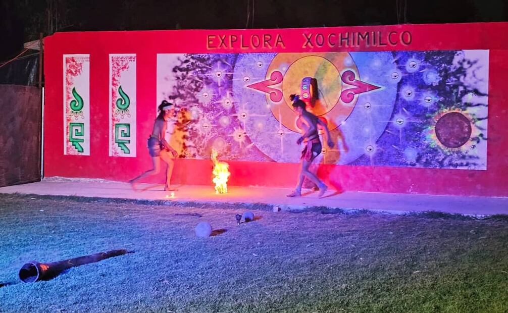 Antes de la obra hubo una representación del juego de pelota azteca. Los contendientes prendieron fuego a la pelota de hule, lo que sorprendió más a los espectadores. Crédito: Gabriel Sánchez Pozos/Cortesía.