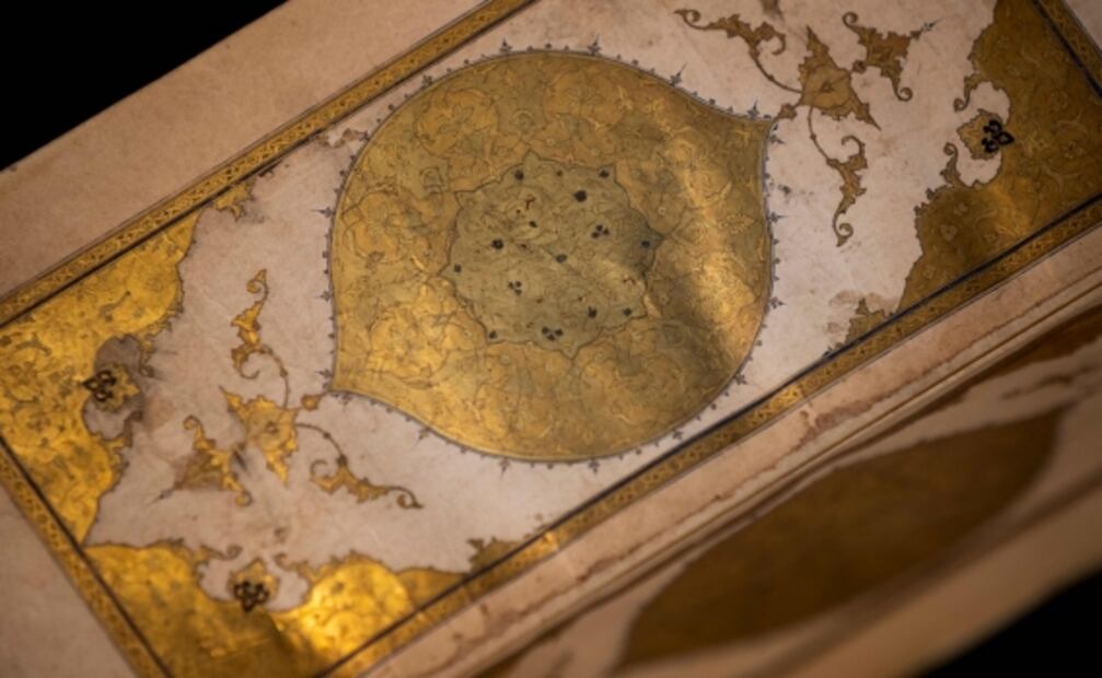 Recuperan libro persa del siglo XV que desató reñida búsqueda entre detectives secretos