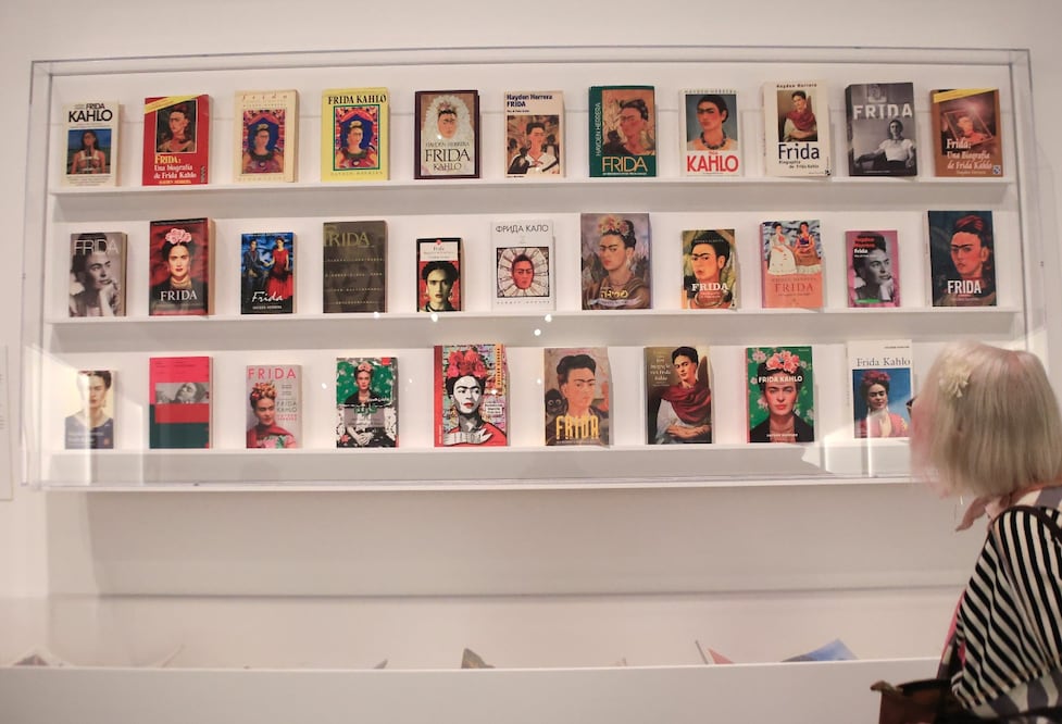 A partir de 1954, año de la muerte de la pintora mexicana, la figura de Frida Kahlo comenzó una transformación vertiginosa: de artista “relativamente desconocida” a ícono y marca global. Foto:  EFE/ Carlos Ramírez.