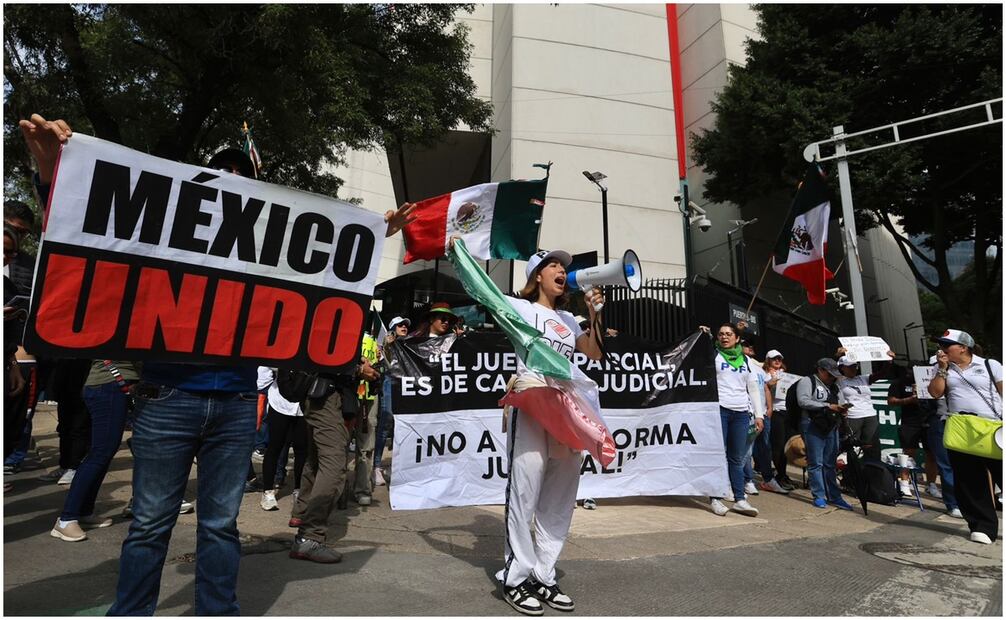 Trabajadores del Poder Judicial protestan contra la reforma propuesta por López Obrador en el Senado. Foto: Berenice Fregoso/EL UNIVERSAL
