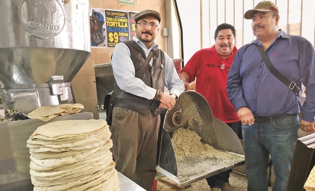 "El Rey de la Tortilla" aprendió el oficio por su madre, una de las primeras molineras de Nezahualcóyotl. (EMILIO FERNÁNDEZ. EL UNIVERSAL)