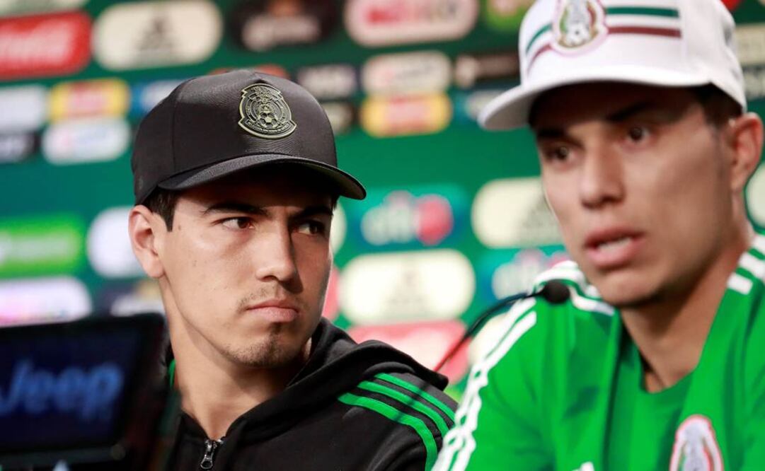 Los jugadores de la selección México, el centrocampista Erick Gutiérrez (i) y el defensa Carlos Salcedo. Foto: EFE