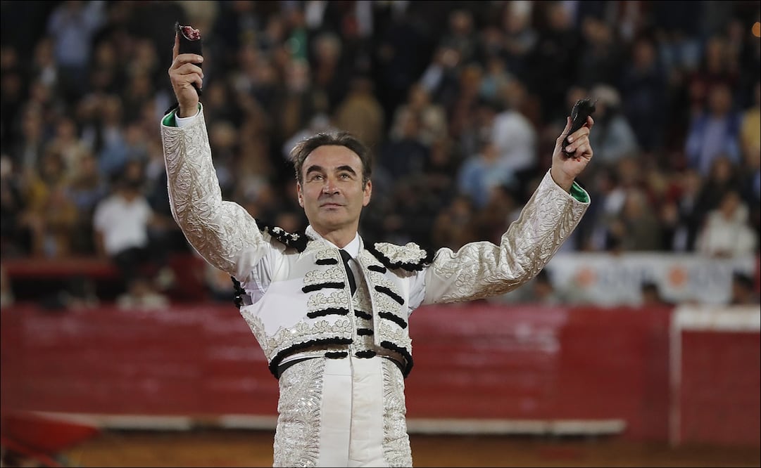 Dos orejas para el español Enrique Ponce en la quinta corrida de la Feria del Aniversario en la Plaza México - Foto: EFE